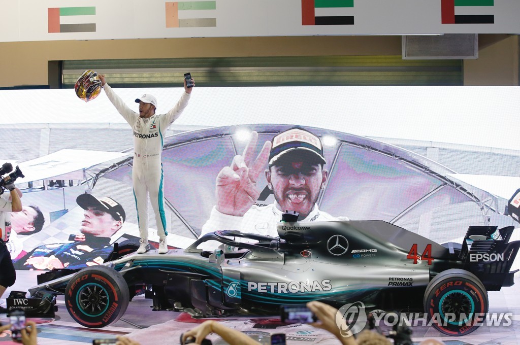 2018 F1 챔피언십 아부다비 그랑프리 우승을 자축하는 루이스 해밀턴