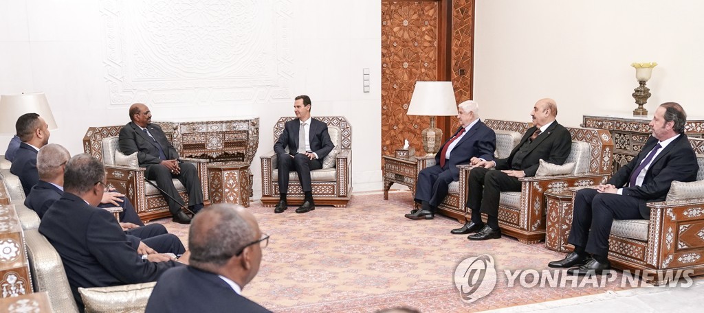 아사드 시리아 대통령(중앙 오른쪽), 다마스쿠스 방문한 바시르 수단 대통령과 회담