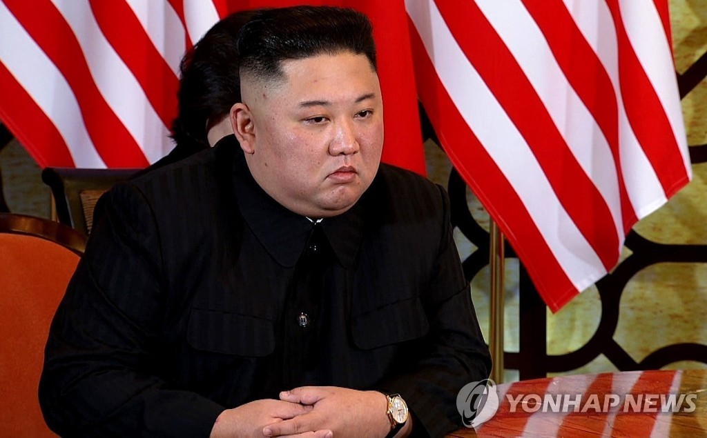 (하노이 EPA=연합뉴스) 28일(현지시간) 베트남 하노이 소피텔 레전드 메트로폴 호텔에서 도널드 트럼프 미국 대통령(사진 밖)과 단독 정상회담하고 있는 김정은 북한 국무위원장.