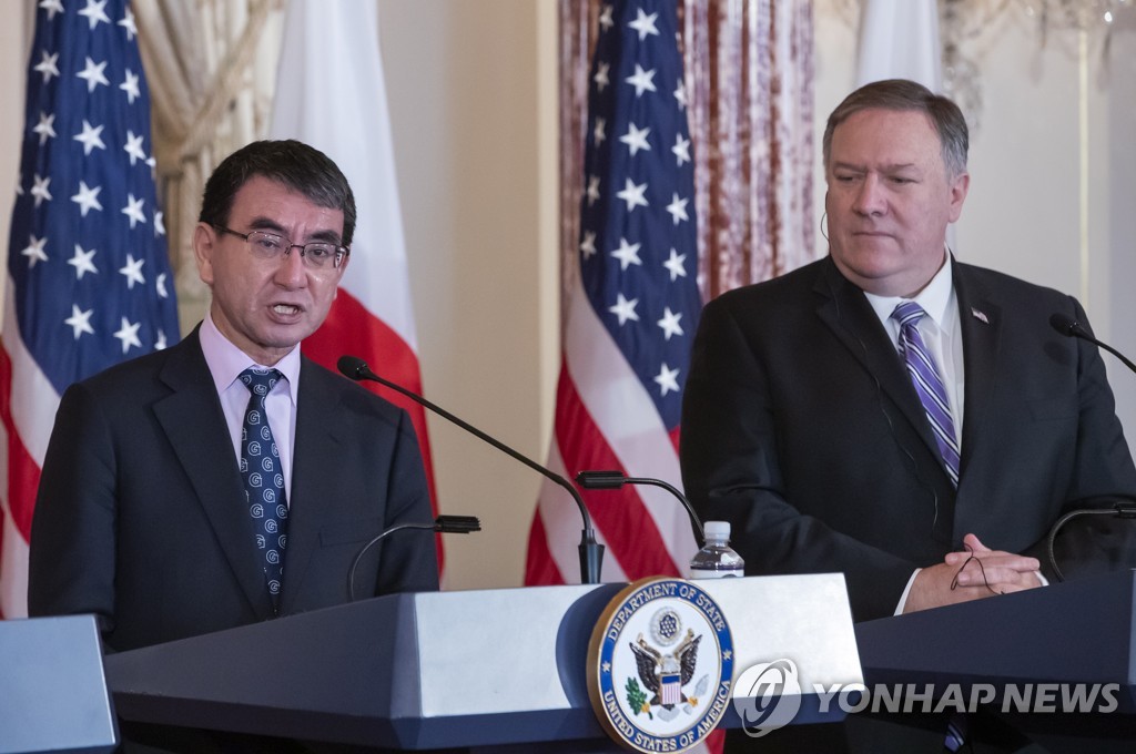 고노 다로 일본 외무상(왼쪽)과 마이크 폼페이오 미 국무장관