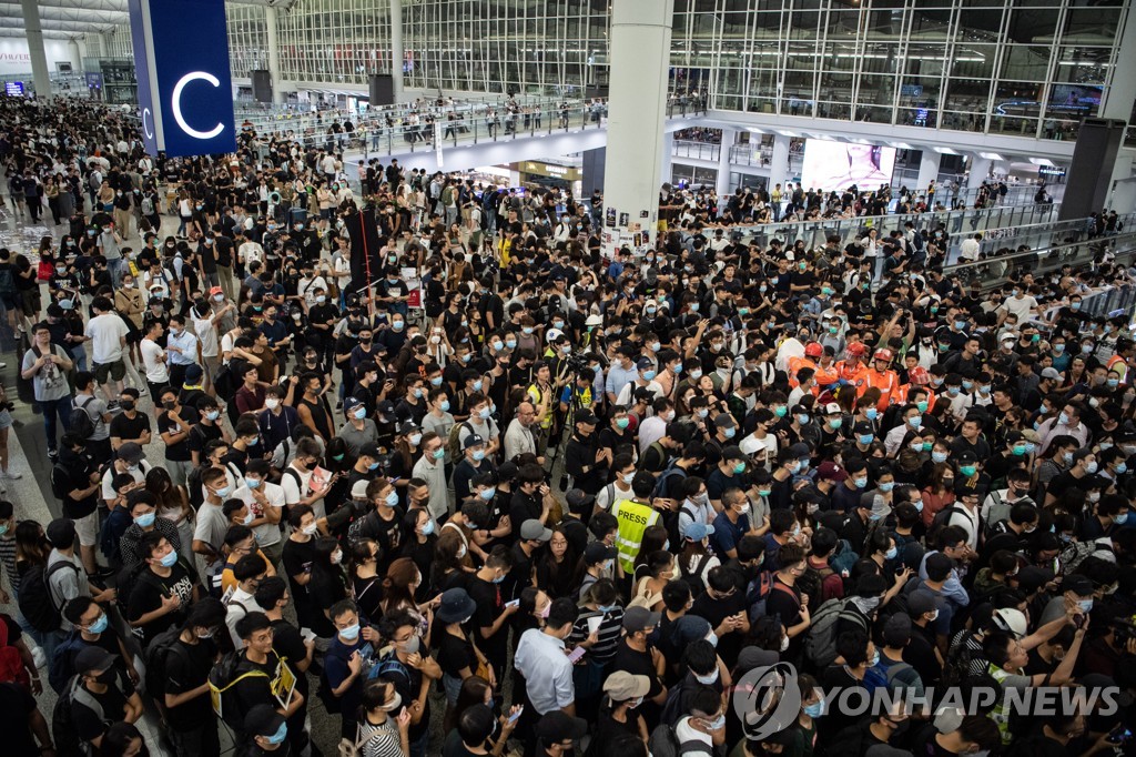 홍콩 시위대 공항 점거로 이틀째 ′항공대란′…경찰과 충돌