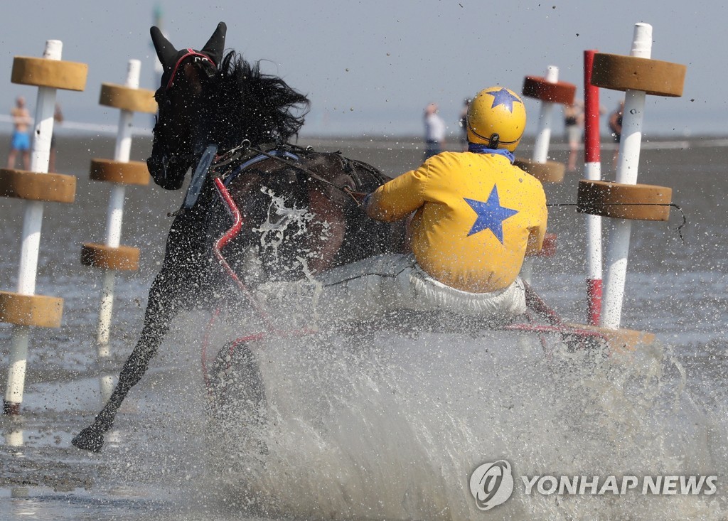 GERMANY EQUESTRIAN WADDEN SEA RACE