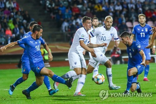 핀란드와 유로 2020 예선에서 활약하는 이탈리아의 조르지뉴(오른쪽)