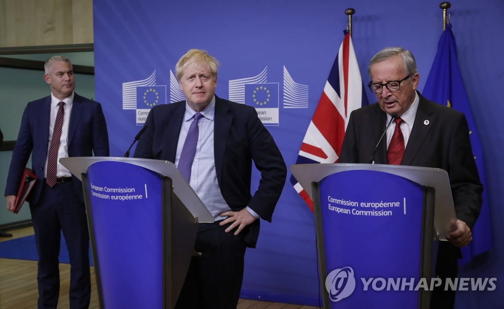 17일 브렉시트 새 합의안 도출 후 기자회견하는 존슨 영국 총리(왼쪽)와 융커 EU 집행위원장