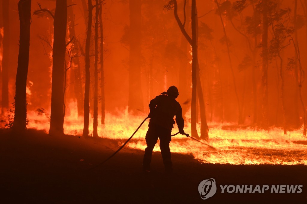 19일 '사상 최악' 산불과 싸우는 호주 소방대원