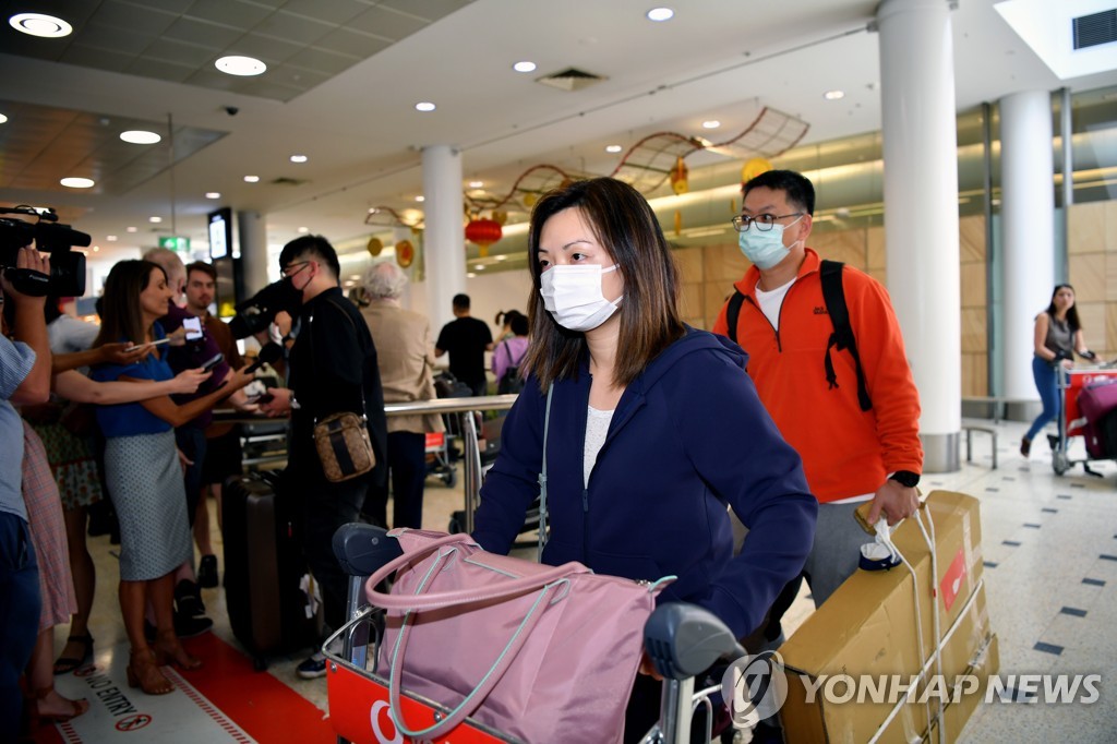 신종 코로나바이러스 '우한 폐렴'의 확산이 우려되는 가운데 보호 마스크를 착용하고 시드니 국제공항에 도착하는 승객들 