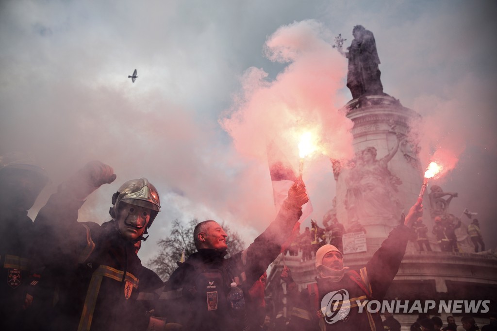 FRANCE FIREFIGHTER PENSION REFORM PROTEST