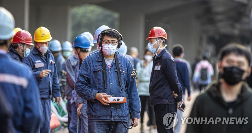 20일 광저우에서 마스크 쓴 노동자들 [EPA=연합뉴스]
