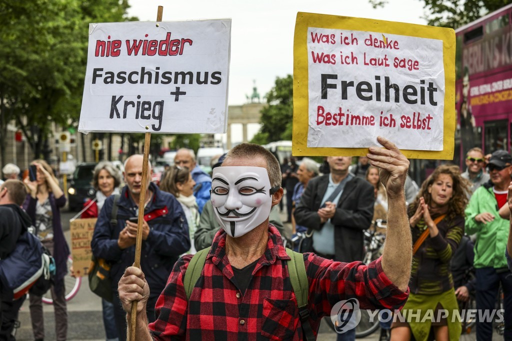 베를린에서 열린 통제조치 반대 시위 [EPA=연합뉴스]