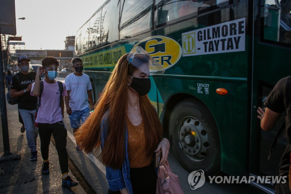 얼굴 가림막 착용하고 버스 타는 필리핀 시민