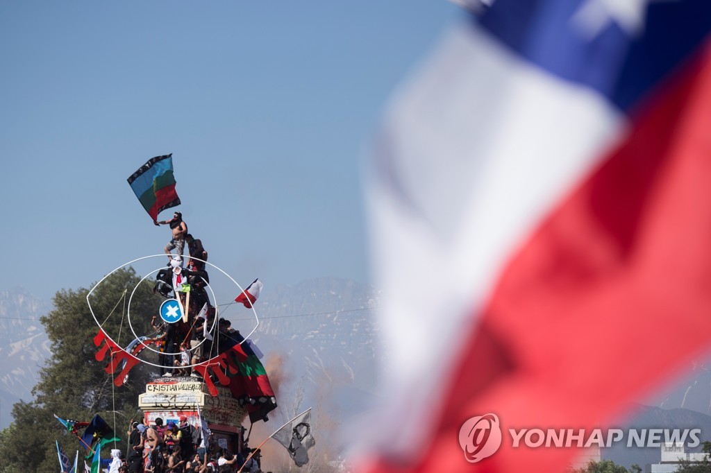 칠레 산티아고 이탈리아 광장의 시위대