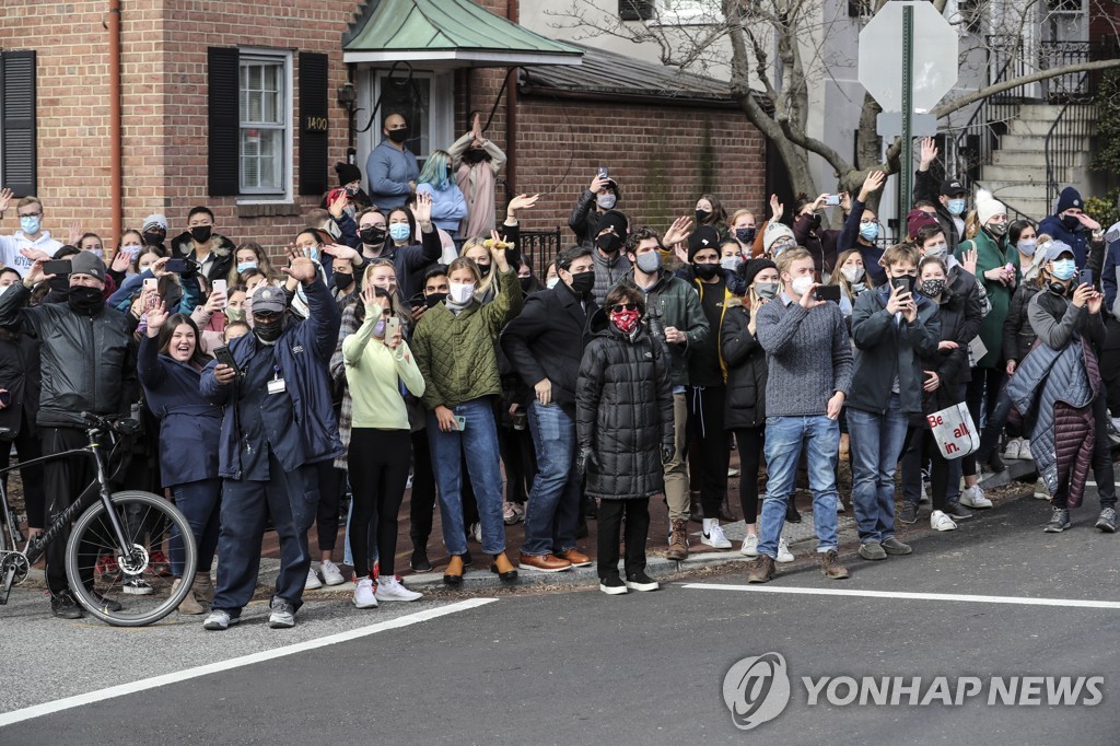바이든에 손 흔드는 시민들