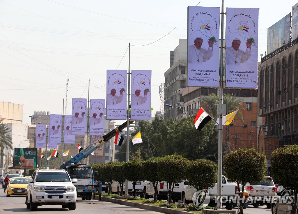 이라크 바그다드 도로변에 내걸린 프란치스코 교황 방문 환영 포스터. 2021.2.27. [EPA=연합뉴스] 
