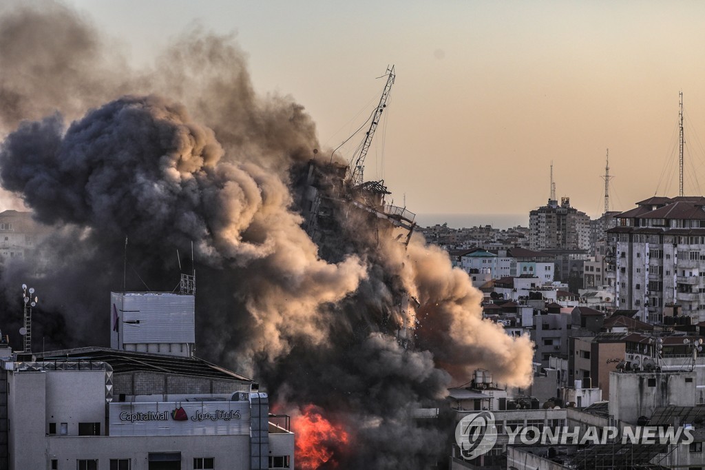 이스라엘 공습으로 화염과 연기에 휩싸인 가자지구 건물