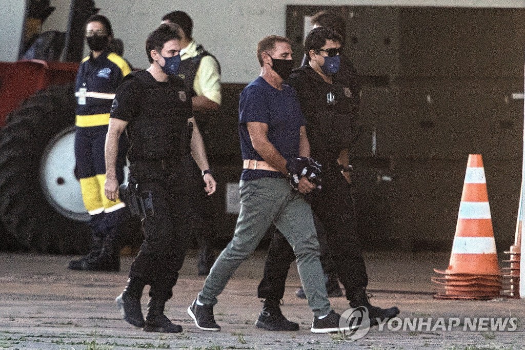 지난 5월 이탈리아 마피아조직 '은드란게타'의 핵심 인물 로코 모라비토가 브라질 경찰에 체포돼 압송돼는 모습. [EPA=연합뉴스]