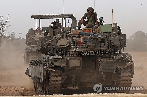 이스라엘군 라파 인근에 탱크·장갑차 수십대 집결…"라파 공격 준비"
