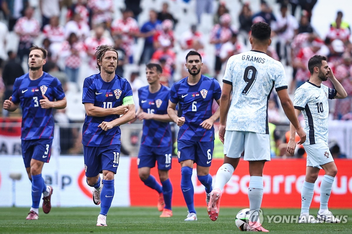 크로아티아, 포르투갈에 2-1 승