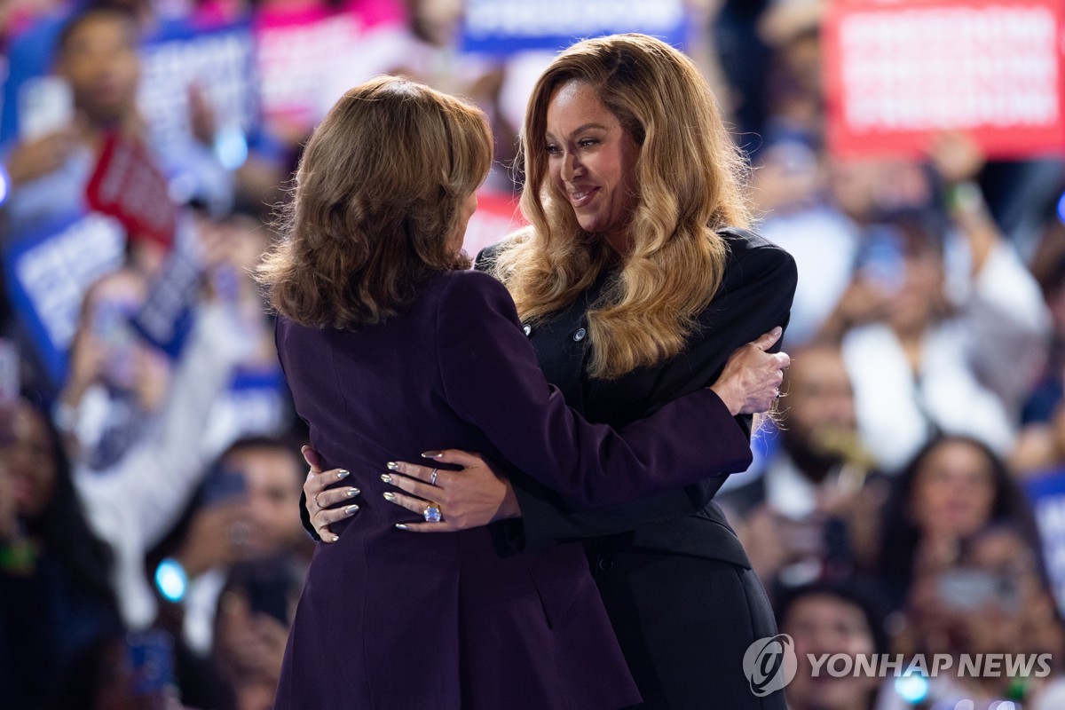 <strong>지난해 대선 때 카멀라 해리스 민주당 후보(좌) 연설회에 등장한 비욘세(우)</strong>
<p> </p>
지난해 대선 때 카멀라 해리스 민주당 후보(좌) 연설회에 등장한 비욘세(우)