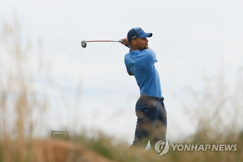 골프 치는 스테픈 커리