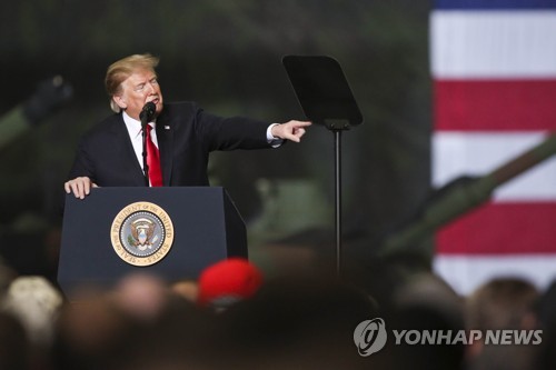 오하이오의 탱크 조립공장에서 연설하는 도널드 트럼프 미국 대통령