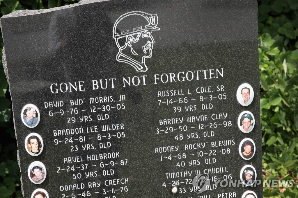 2019년 8월 25일 미국 켄터키주 컴벌랜드에 세워진 기념비에 탄광 사고 등으로 목숨을 잃은 광부들의 이름이 새겨져 있다. [AFP=연합뉴스자료사진]