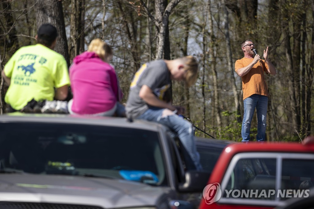 US-PASTOR-IN-TENNESSEE-OFFERS-DRIVE-IN-MASS