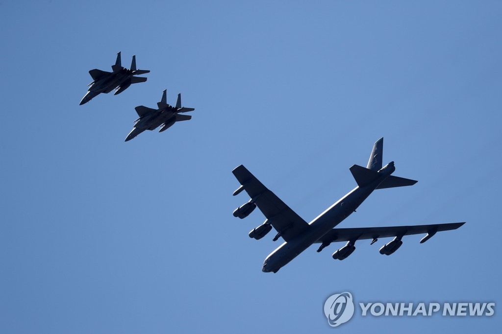 작년 5월 미 루이지애나주 뉴욜리언스 상공에서 전략핵폭격기 B-52(맨 오른쪽)를 F-15 전투기 두 대가 호위하고 있다. [게티이미지/AFP=연합뉴스 자료사진]