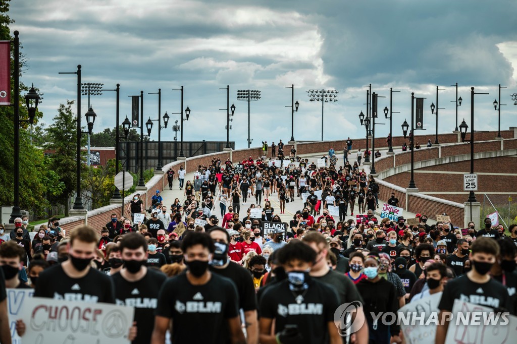US-LOUISVILLE-REACTS-AFTER-COP-CHARGED-WITH-WANTON-ENDANGERMENT-