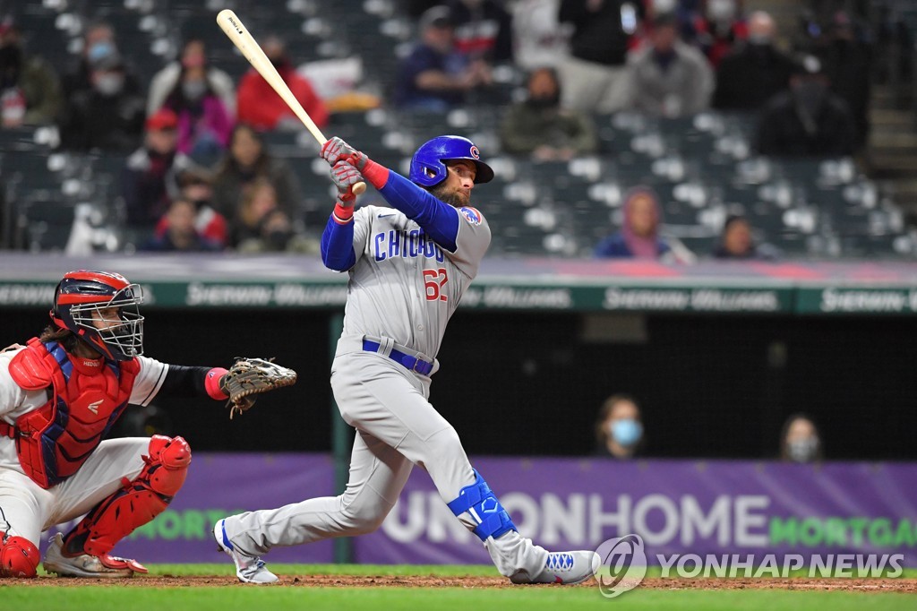 In this Getty Images file photo from May 11, 2021, Nick Martini of the Chicago Cubs hits a single against the Cleveland Indians in the top of the ninth inning of a Major League Baseball regular season game at Progressive Field in Cleveland. (Yonhap)