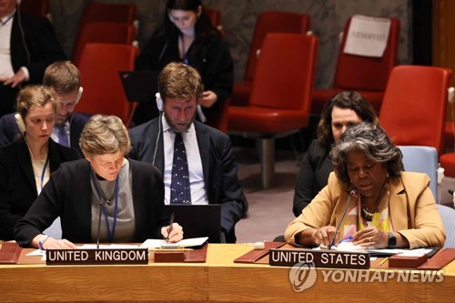 유엔 안보리에서 발언하는 린다 토머스-그린필드 주유엔 미국 대사
