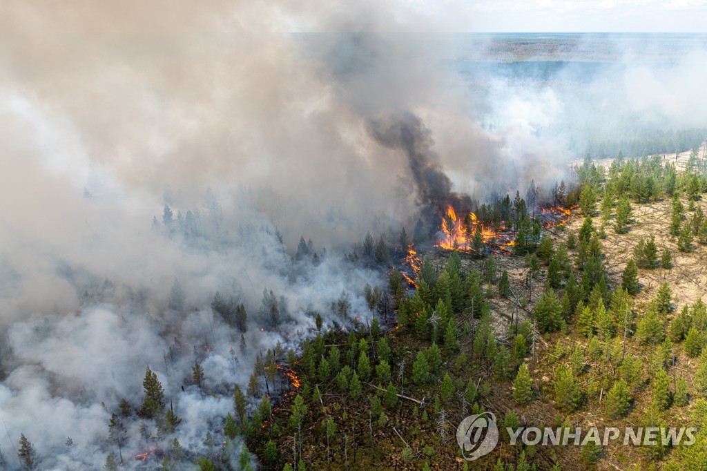 지난달 21일(현지시간) 러시아 시베리아 북서부 한티만시 자치구의 수림에서 발생한 산불