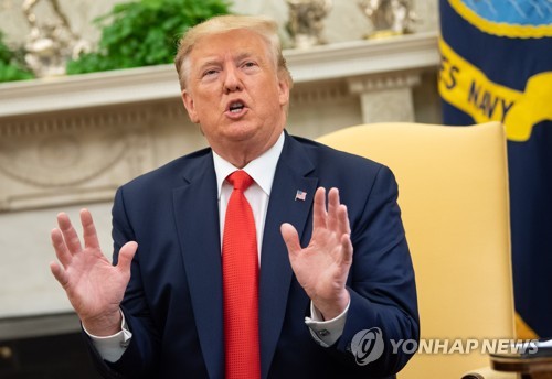 가향 전자담배 규제 방침을 밝히는 도널드 트럼프 미국 대통령