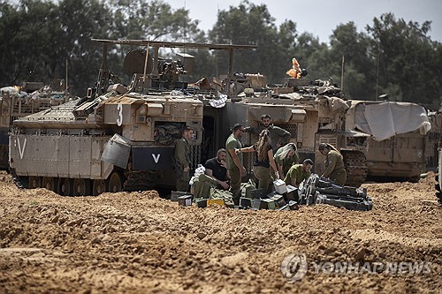 가자지구 분리장벽 인근에서 전투 준비중인 이스라엘 군인들