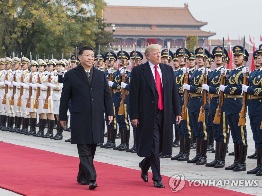 인민대회당에서 의장대를 사열하는 트럼프 미국 대통령과 시진핑 주석