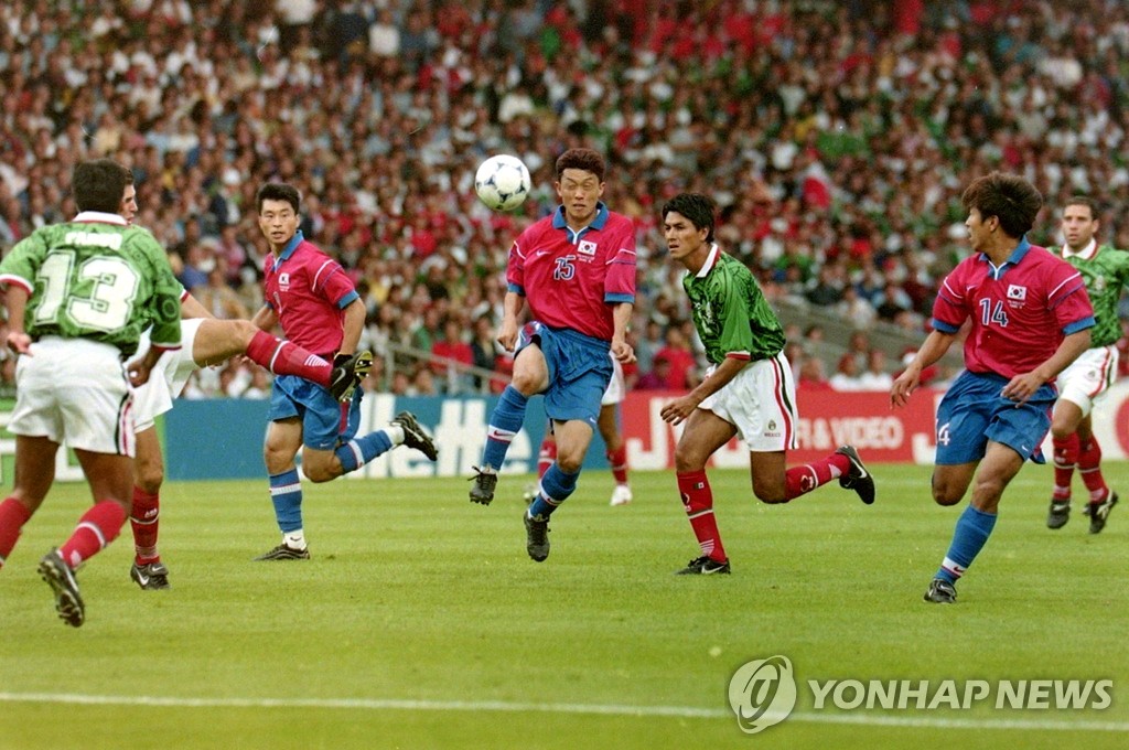 1998년 프랑스 월드컵 한국-멕시코전 장면 [연합뉴스 자료 사진]