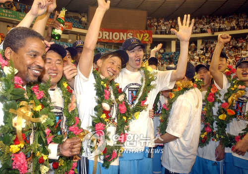 2002-2003시즌 TG에서 우승한 허재 전 감독. 왼쪽은 전창진 감독, 오른쪽은 김주성 감독.