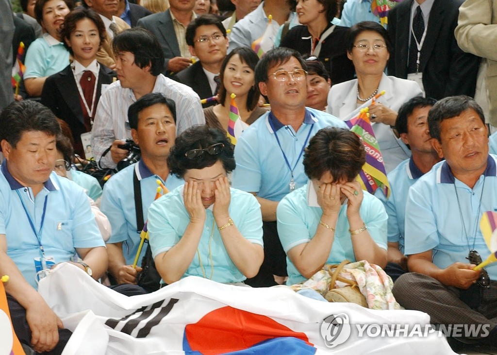 2003년 체코 프라하에서 열린 IOC 총회에서 평창이 2010 동계올림픽 유치에 실패하자 관계자들이 눈물을 짓고 있다.[연합뉴스 자료사진]