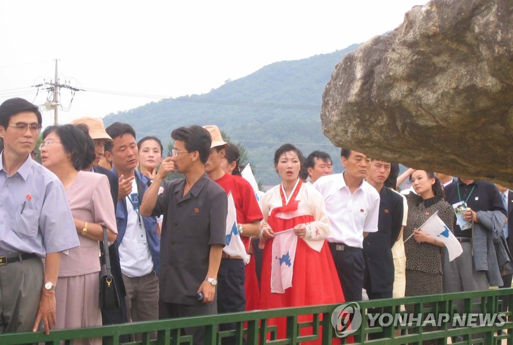 강화 고인돌 둘러보는 북측대표단