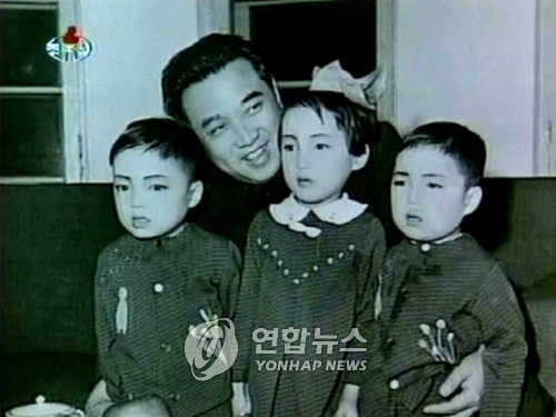 김일성 품속에 안긴 세쌍둥이