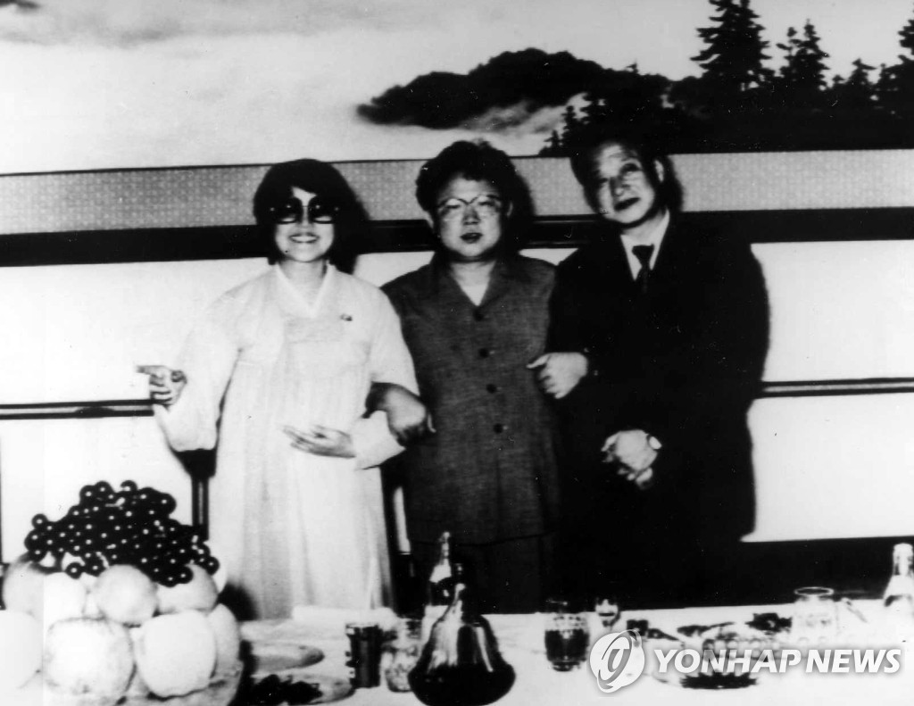 1983년 북한에서 재회한 신상옥 감독(오른쪽)과 최은희씨(왼쪽). 가운데 있는 사람은 김정일. [연합뉴스 자료사진]