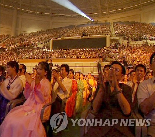 2005년 조용필 평양 콘서트의 북측 관람객