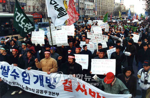 종로거리를 점거한 시위자들