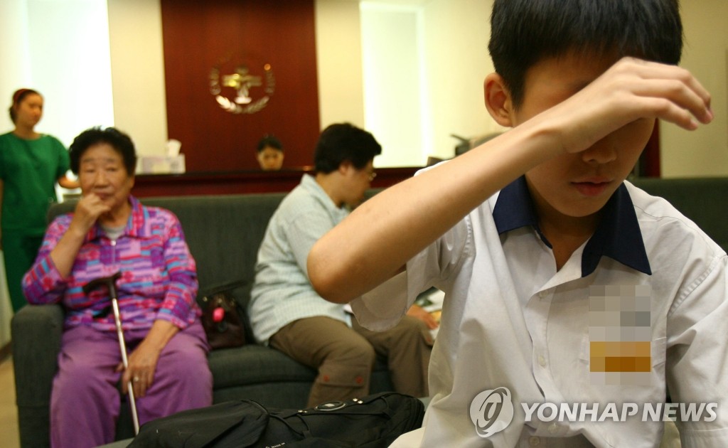 서울 시내 한 안과에서 유행성 눈병에 걸린 한 중학생이 진료를 기다리고 있다 (연합뉴스 자료사진)