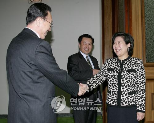 북한을 방문한 현대그룹 현정은 회장이 북한 평양 백화원 초대소를 찾은 김양건 노동당 통일전선부 부장과 악수하고 있다. (연합뉴스 자료사진)