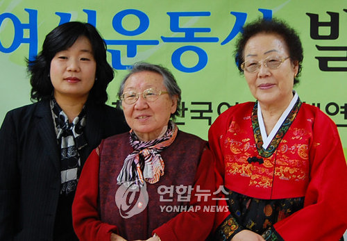 왼쪽부터 한국정신대문제대책협의회 윤미향 대표, 길원옥. 이용수 할머니.
<<자료사진>>