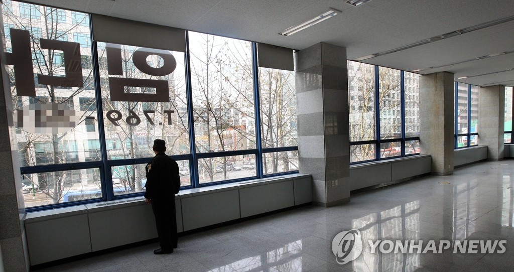 서울 서초구 한 빌딩에 임대를 알리는 안내문이 게시돼 있다. <<연합뉴스DB>>
