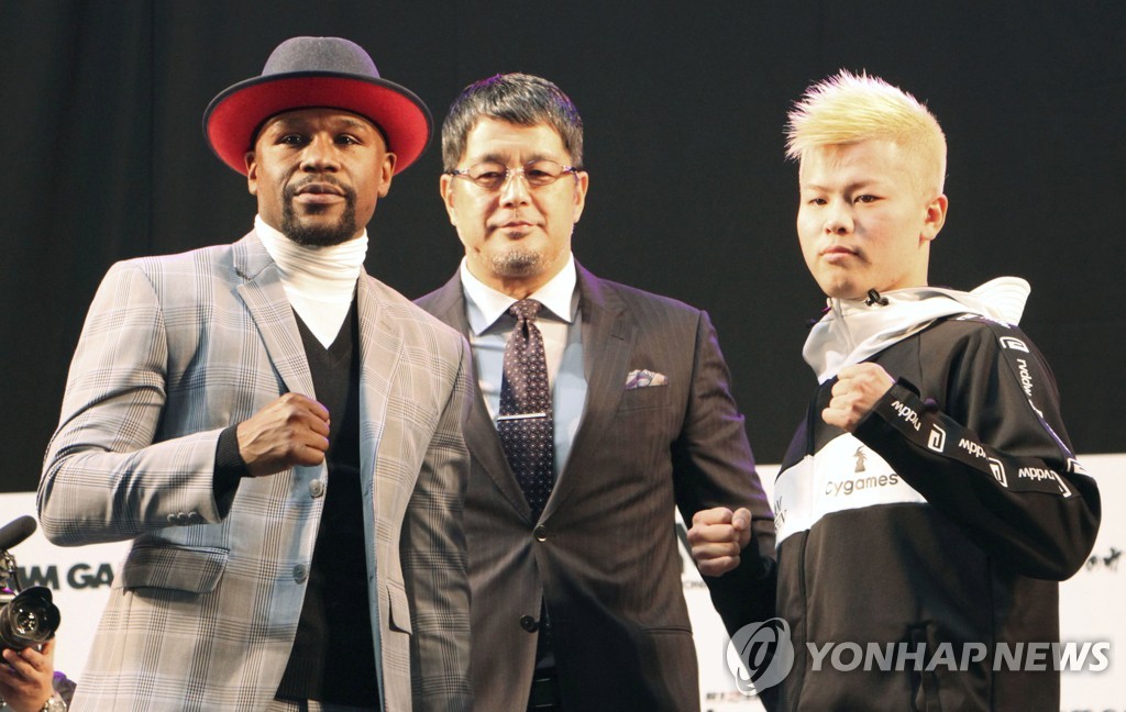 일전 앞둔 메이웨더(왼쪽)와 나스카와(오른쪽)