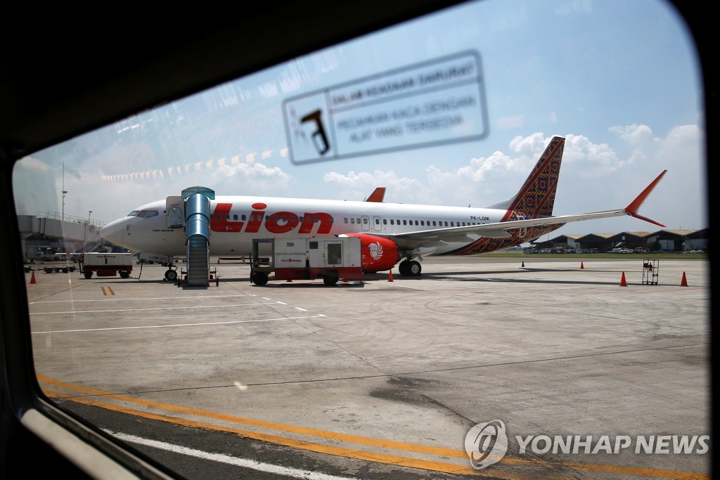 2019년 3월 15일 인도네시아 자카르타 인근 수카르노-하타 국제공항에 현지 저가항공사 라이온에어 소속 보잉 737 맥스(MAX) 8 여객기가 주기돼 있다. [로이터=연합뉴스자료사진]