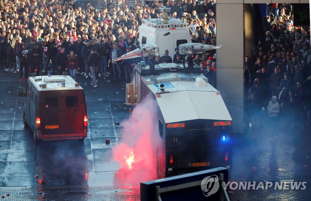 팬들에게 물대포를 살수하는 네덜란드 경찰