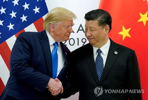 지난 6월 29일 도널드 트럼프 미국 대통령(왼쪽)과 시진핑 중국 국가주석(오른쪽)이 일본 오사카에서 양자회담을 위해 만나 악수하고 있다.